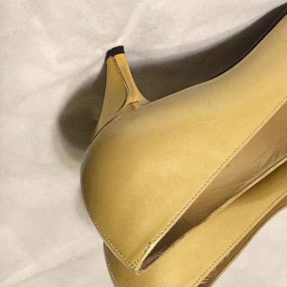 STUART WEITZMAN GOLD PATENT LEATHER PUMP SIZE 6 M - Picture 3 of 8